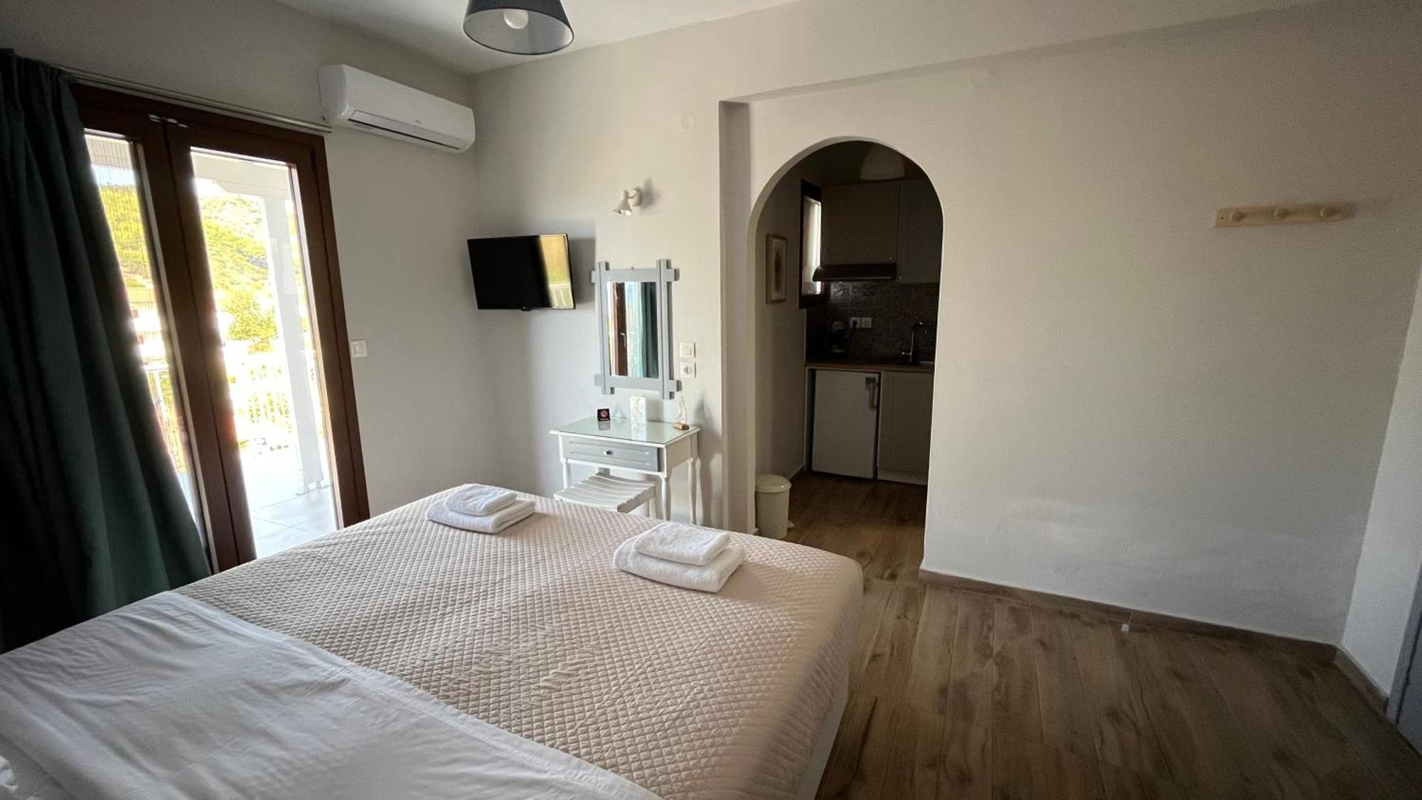 Golden Evelyn Aparthotel Agia Paraskevi  Buitenkant foto